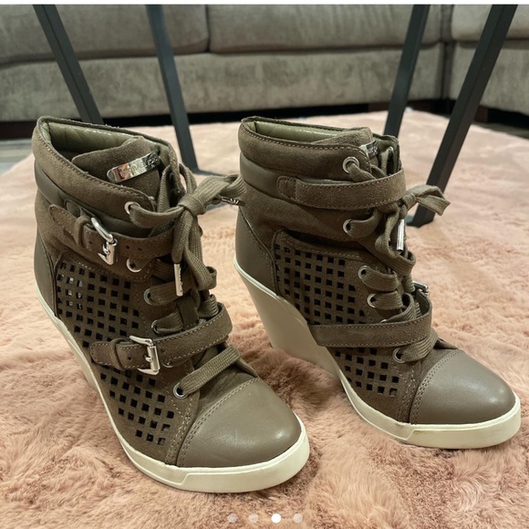 Michael Kors Sneaker Wedges, Suede. Nude/Light Brown color with white wedge. - Picture 4 of 4